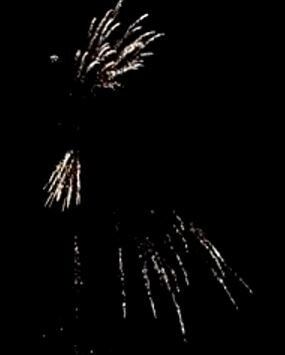 Jetzt Brocade Waterfall w Red Base 25-Schuss-Feuerwerk-Batterie ab 23.99€ bestellen